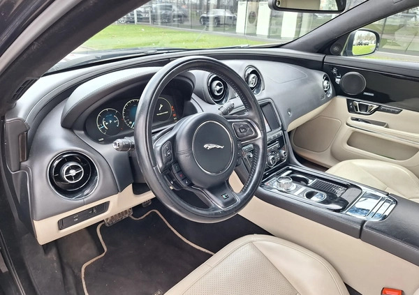 Jaguar XJ cena 120000 przebieg: 182000, rok produkcji 2015 z Wrocław małe 154